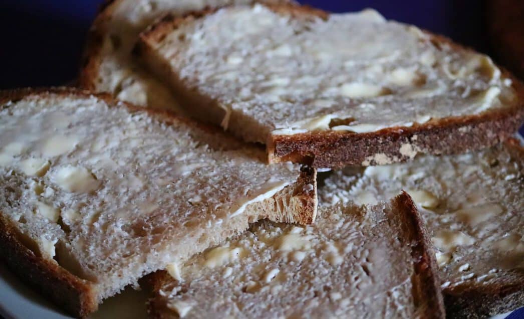 Ein Brot landet immer auf der beschmierten Seite!