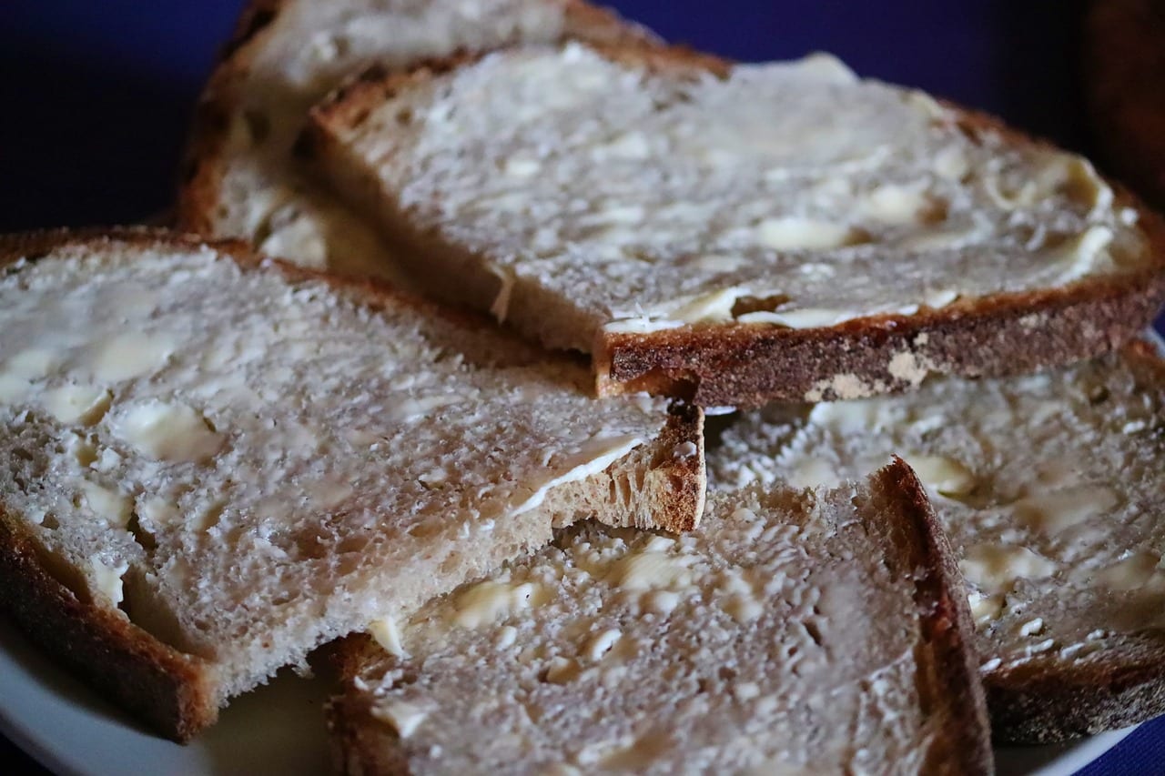 Ein Brot landet immer auf der beschmierten Seite!